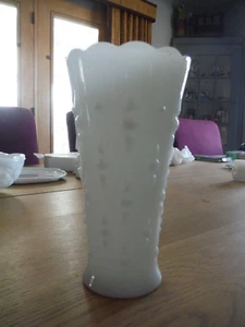 Milk Glass VASE Good condition - Picture 1 of 2