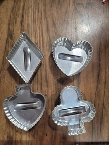 Mazo de cartas festoneado de metal de aluminio vintage traje cortadores de galletas cara   - Imagen 1 de 2
