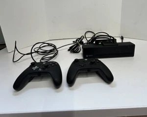 Microsoft Xbox One Kinnect Black Sensor Bar Model 1520 Power 2 Wired Controllers - Picture 1 of 14