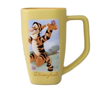 Taza de café Disney TIGGER Winnie the Pooh taza amarilla correr con el viento Disneyland - Imagen 1 de 10