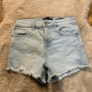 Kendall & Kylie Shorts Drifter High Rise Size 3 26 Light Wash Raw Womens Denim - Picture 1 of 9