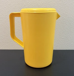 Vintage 70s 80s Rubbermaid 1 Gallon Pitcher Yellow Retro Kitchen w/ Lid USA - Picture 1 of 7