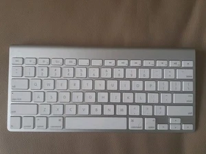 Apple A1314 Portable Wireless Bluetooth Keyboard White Silver Au Stock - Picture 1 of 8