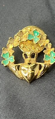 Avon Claddagh Hands Heart Green Clover Wreath Rhinestone Gold Tone Enamel Pin - Imagem 1 de 4