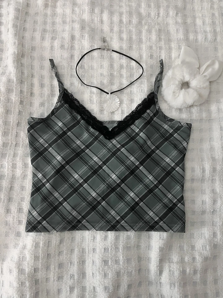 Top Hollister verde y negro a cuadros negro con ribete de encaje Cami recortado — Talla S Foto 1 de 4