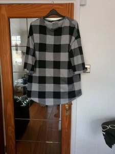 Lockerer leichter Pullover schwarz & grau kariert Größe 20 von F&F - Bild 1 von 6