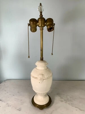 Antigua lámpara de mesa de porcelana doble tirador cadena corte cristal acabado detalle figurativo Foto 1 de 4