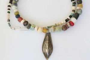 Halskette mit ägyptischer Fayence Mumie, römischem Glas und 925 Sterling Silber Perlen - Bild 1 von 4