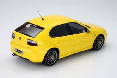 seat leon cupra r yellow 1/18 otto — 第 1/2 张图片