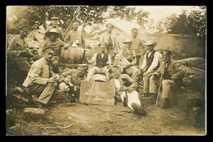 Kameraden der 7/7 mit Bierfass in Frankreich - Foto 1. Weltkrieg - Bild 1 von 2