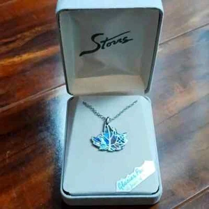 Nuevo Collar Colgante Storrs Canadiense Hoja de Arce Glaciar Perla Color Plata - Imagen 1 de 6