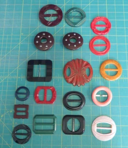 Mixed Lot Of 18 Vintage Plastic Belt Buckles Slide And Tongue - Picture 1 of 13