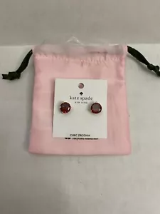 NUEVOS Pendientes de tachuelas redondos Kate Spade en tono dorado de elevación y brillo rojo buhardilla KE999 - Imagen 1 de 3