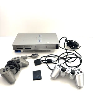Consola Sony PlayStation 2 SCPH-50003 plateada con 2 mandos y tarjeta de memoria de 8 GB - Imagen 1 de 13