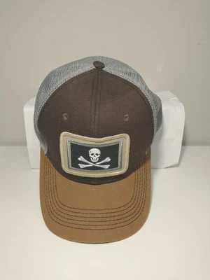 State Legacy SL Revival Co. Jolly Roger Pirate Flag Trucker Snapback Hat. Foto 1 de 4