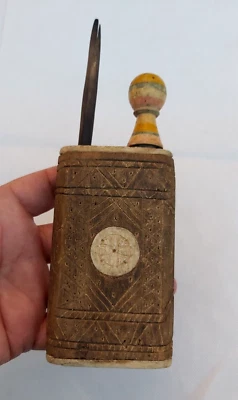 Antiguo delineador de ojos islámico de madera con incrustaciones tradicionales de hueso Kohl Pot Foto 1 de 4