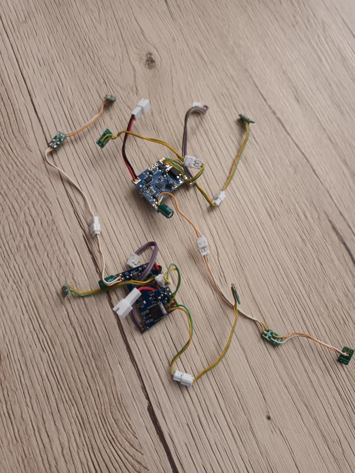 2 Stück 26732 CARRERA DIGITAL 132 CHIP DECODER Dekoder mit LED Licht vorn hinten - Bild 1 von 1