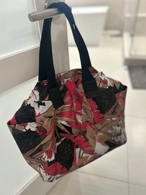 NUEVO SIN ETIQUETAS BOLSA DE PAÑALES MARC JACOBS ESTAMPADO DE PALMA NYLON MOTOCICLISTA BEBÉ + CAMBIADOR PRECIO DE VENTA SUGERIDO POR EL FABRICANTE $320 Foto 1 de 4