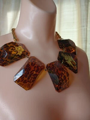 Colar BetsyJohnson Lucite robusto estampa de leopardo parafuso clareador 22" declaração  - Imagem 1 de 4