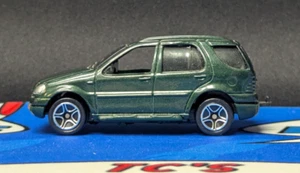 Matchbox - grüner Mercedes-Benz ML430 mit Anhängerkupplung - Bild 1 von 6