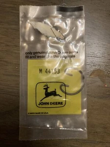 NEW John Deere M44153 RETAINER - Picture 1 of 3