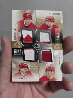 2024-25 Ultimate Quad Materials Kane, Larkin, Debrincat y Raymond 37/49!! Foto 1 de 2