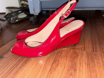 Stuart Weitzman 糖果苹果红色漆皮露趾楔形 7 N 码鞋 — 第 1/4 张图片