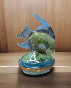 Limoges Peint Main Angelfish Blue & Green Porcelain Trinket Box French House - Picture 1 of 10