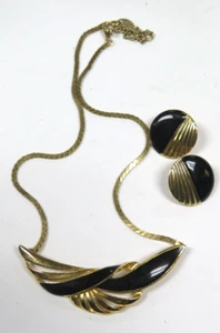 Collar y pendientes colgantes Avon tono dorado y esmalte negro media luna sin marca - Imagen 1 de 11