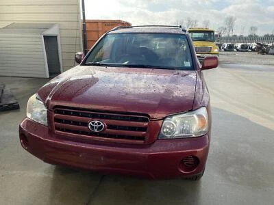 Cuarto de cristal izquierdo usado se adapta a: Toyota Highlander L. 2006 sin antena izquierda grado A Foto 1 de 4