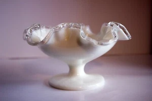 Tazón de vidrio de leche con cresta plateada pedestal borde transparente 4"" H x 6,5"" W plato de colección - Imagen 1 de 6