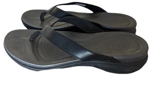 Crocs Damen 10 bequeme schwarze Flip-Flops Sandalen Strand Urlaub Freizeit Wandern - Bild 1 von 7