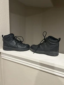 Nike Manoa LTR schwarz Leder Schnürstiefel hoher Stiefel BQ5373-001 Jugend Größe 2Y - Bild 1 von 9