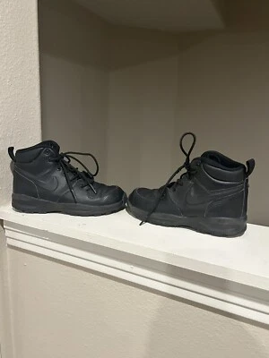 Bota Nike Manoa LTR couro preto com cadarço alta BQ5373-001 juvenil tamanho 2Y - Imagem 1 de 4