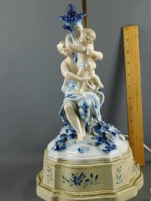 ANTIQUE GERMAN PORCELAIN BLUE & WHITE FIGURAL CHERUB ROSES SITZENDORF TABLE LAMP - Image 1 of 4