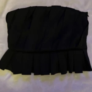 ZARA Gr. XS Schwarz Plissee Satin Bandeau Trägerlos Crop Top Gefüttert Neu mit Etikett - Bild 1 von 6