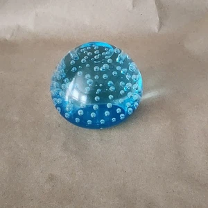 Pisapapeles vintage de vidrio transparente azul macizo con burbujas controladas superior e inferior plana  - Imagen 1 de 17