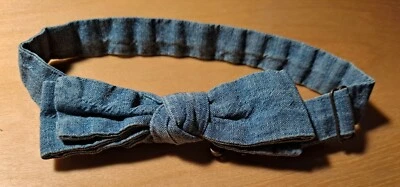 Antigo Gravata borboleta azul cambraia anos 60 feita à mão pré-amarrada serve 14"-15 1/2" - Imagem 1 de 4