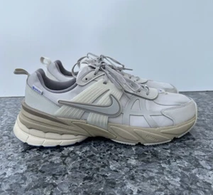Nike V2K Run Gore-Tex 'Sneakers Light Iron Ore Donna Taglia 11.5 (FZ2622-002) - Foto 1 di 14