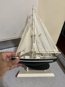 Handgefertigtes Miniatur Segelboot aus Holz mit Ständer - Bild 1 von 10