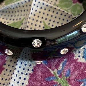 CLAMPER BLACK LUCITE RHINESTONES HINGE BANGLE BRACELET - Picture 1 of 11
