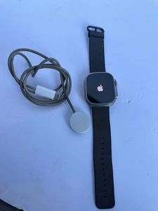 Apple Watch (NEUF) Ultra 49 mm boîtier en titane avec bracelet et chargeur - Photo 1 sur 20