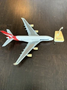 Qantas Airbus A380 Spirit of Australia VH-OQA Jet Scale 1:400 - Front Wheel Off - Bild 1 von 7
