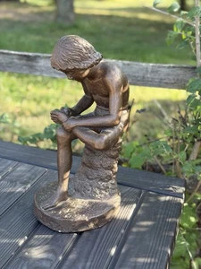 60er Jahre Bronze Junge mit Dorn Statue. 15,5 Zoll groß - Bild 1 von 7