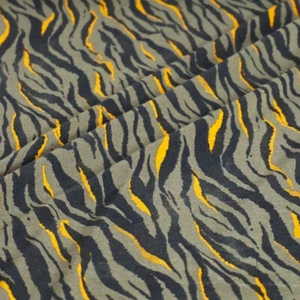 % Reststück 3m (GP 6,90 €/m) Viskosejersey Tiger schwarz gelb auf oliv NEU % - Bild 1 von 4