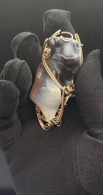 Intrincado colgante vintage de piedra de ágata doble envuelto en latón negro y crema dos Foto 1 de 4