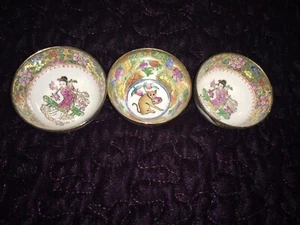 VINTAGE CHINESE FAMILLE ROSE PORCELAIN MINIATURE CUPS X 3 - Picture 1 of 4