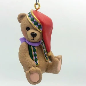 Hallmark Ornament Waiting for a Hug Bear in Nikolausmütze 1999 - Bild 1 von 6