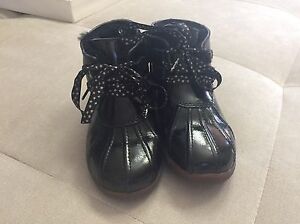 Ugg Girl Black Patent Leather Bootie Size 10 Warm Sheep Fur Inside 1013414T