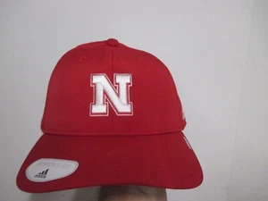 NEBRASKA CORNHUSKERS ADIDAS MUJER SOMBRERO AJUSTABLE ROJO CON LOGOTIPO "N" AGUJERO COLA DE CABALLO - Imagen 1 de 6